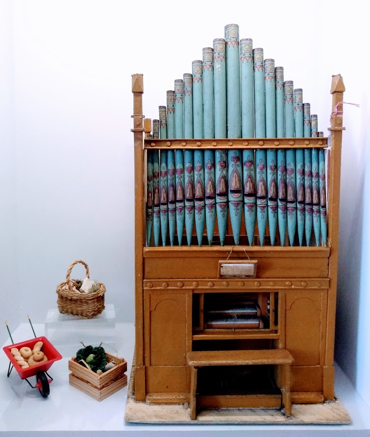 What’s in the Box? A Wooden Model of a Church Organ