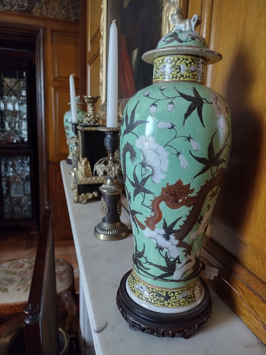 Vase and other decorative items on a shelf.