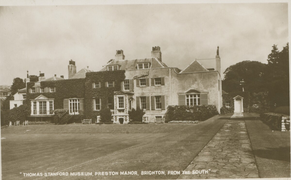 Black & white postcard of Preston Manor.