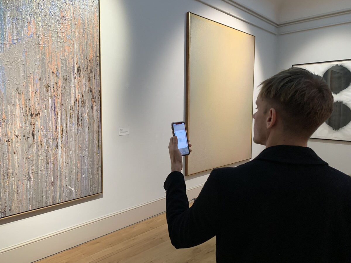 Person using the One Minute app in a gallery