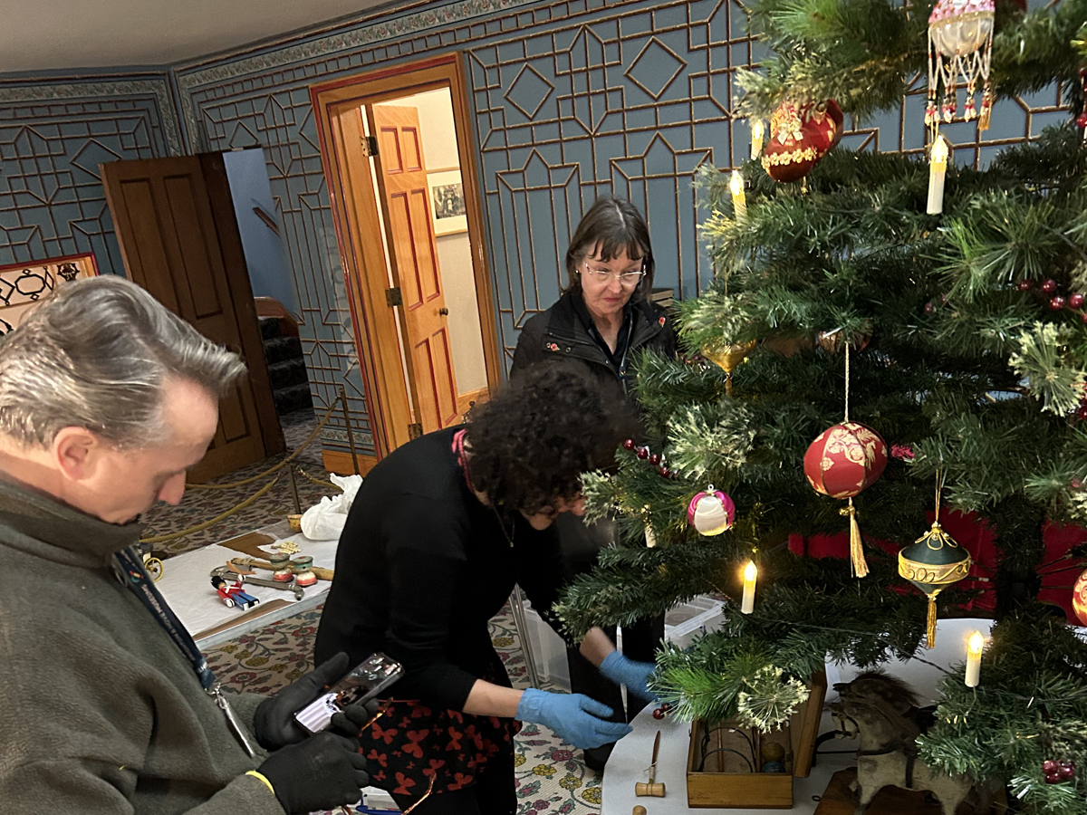 Installing the Christmas tree in the North Gallery of the Royal Pavilion