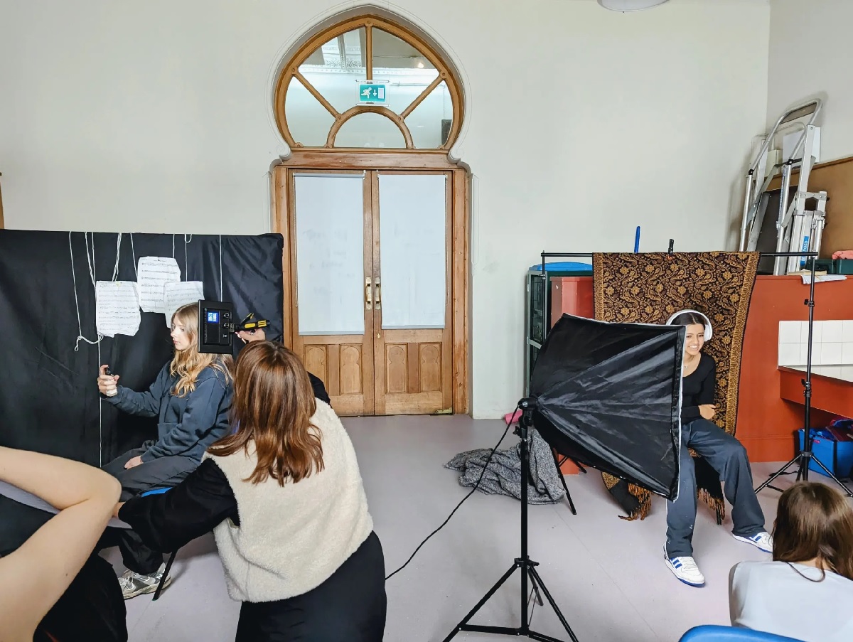 Working together on their final self-portraits. Photo Alejandra Carles-Tolra