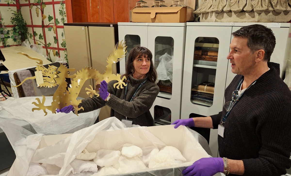 Alexandra and Martin unboxing the dragon hat