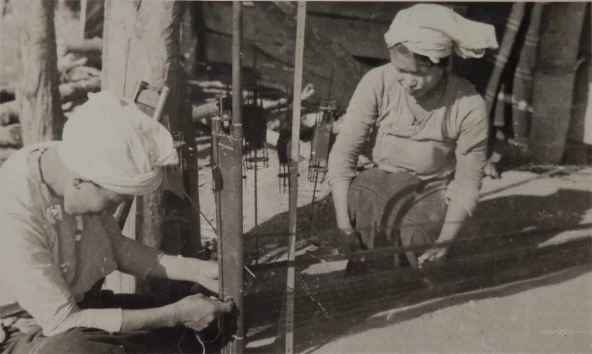 Roi feeding yarn into heddle