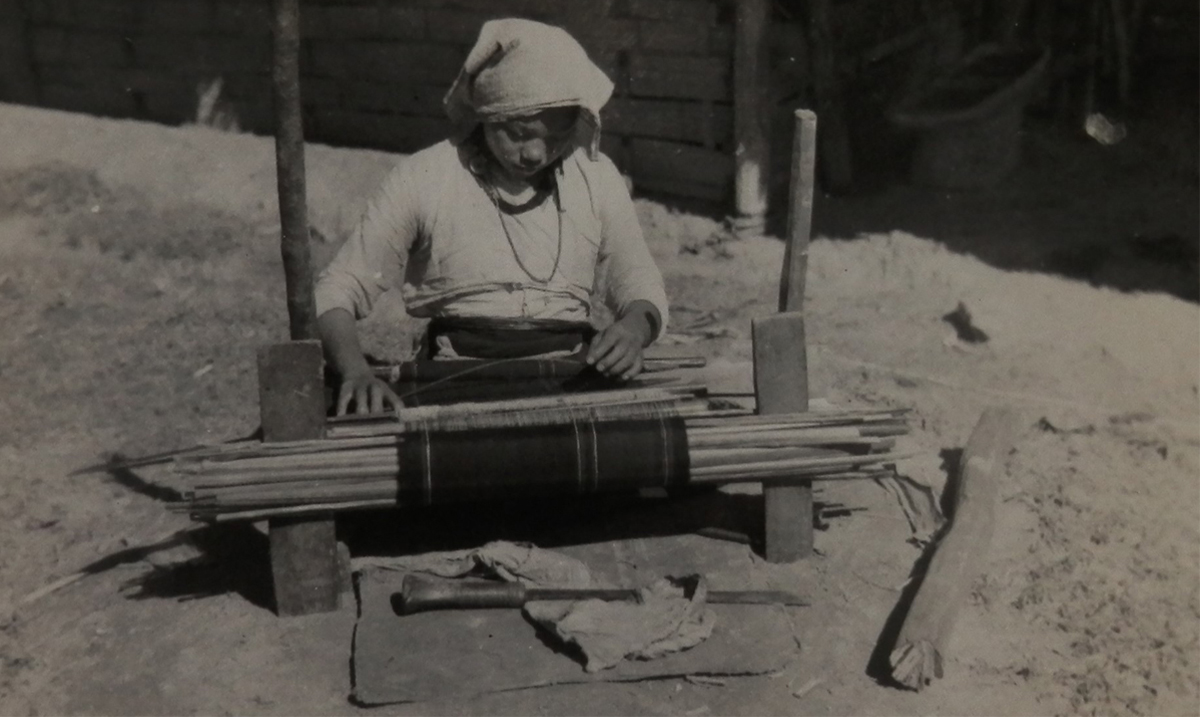 Weaving a labu [skirt]