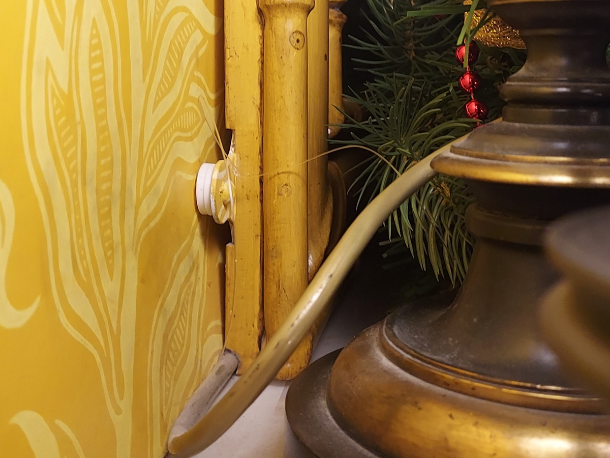 Garlands secured to the mirror plates