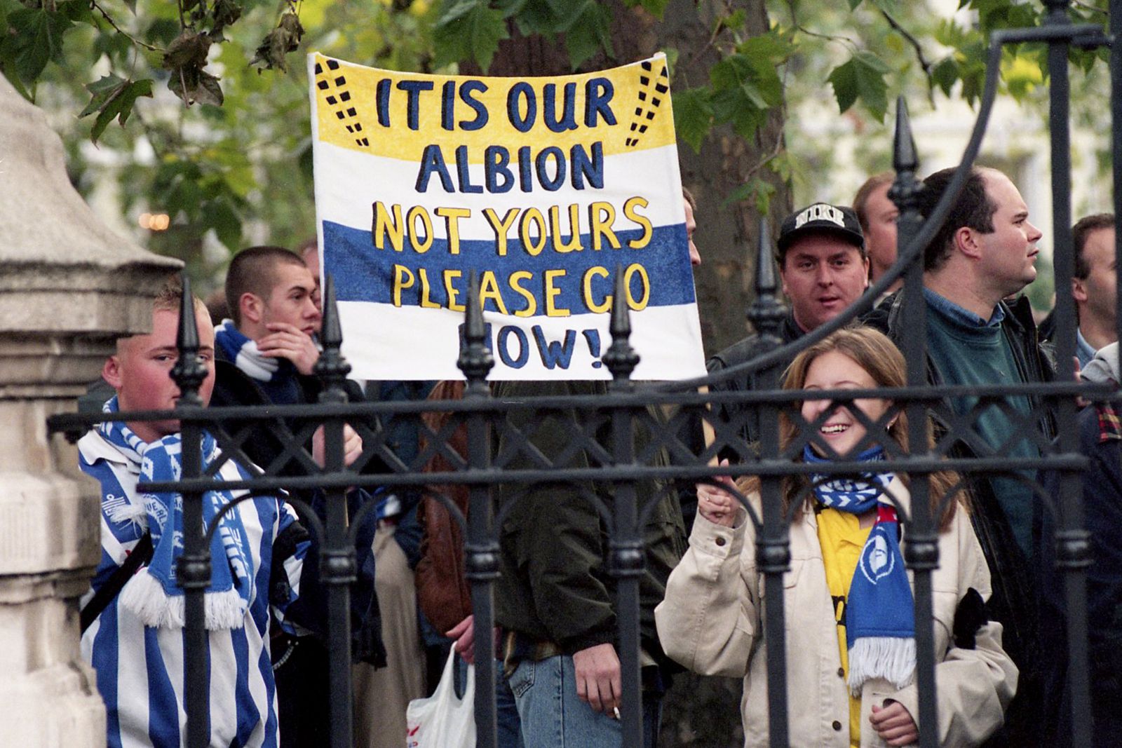 Fans Hyde Park 30NOV96 Evening Argus 2141