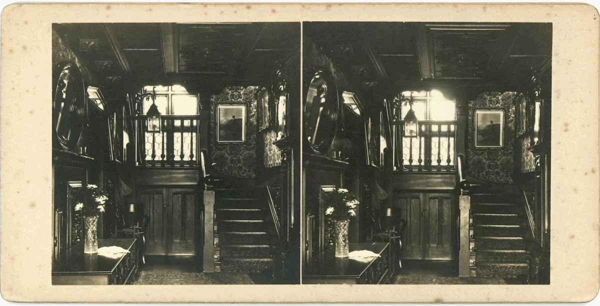 Entering the hallway, we are engulfed by the décor in heavy wooden panelling.